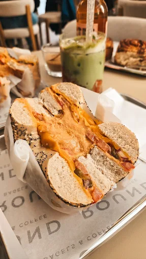 Round Bagels und Coffee Moment